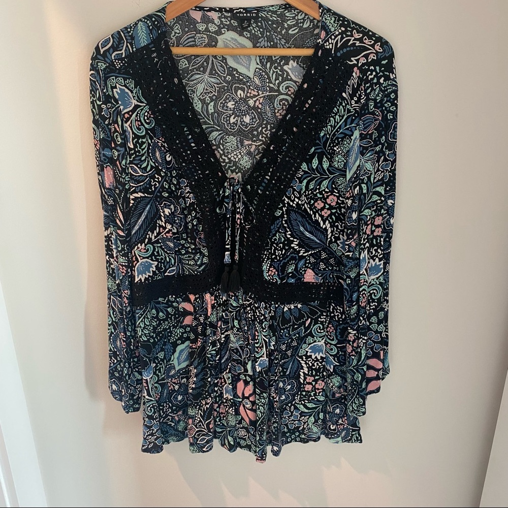 Torrid floral print v-neck lace trim‎ peplum top size 2